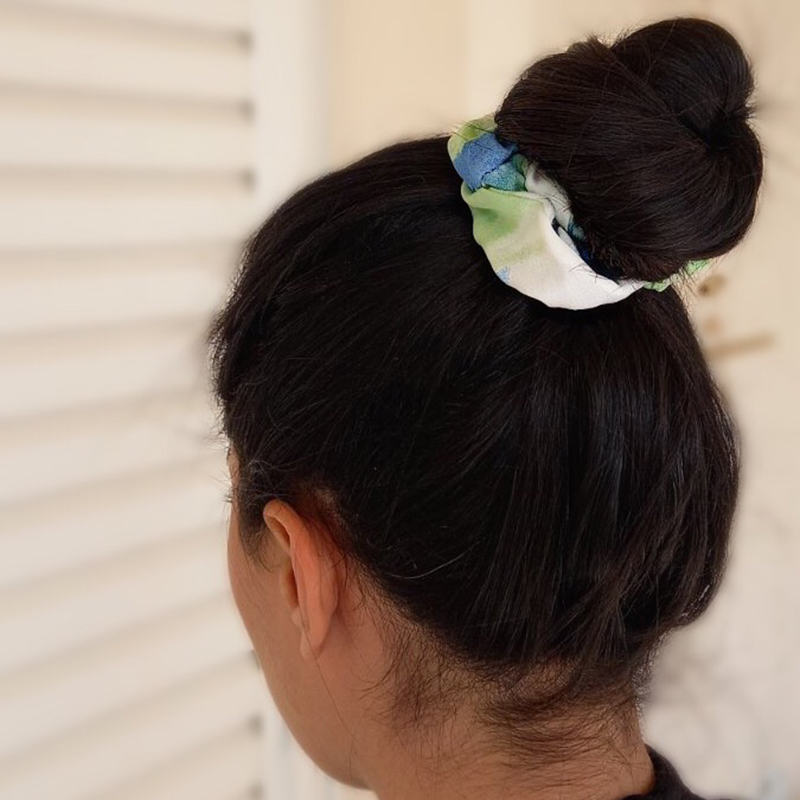 λαστιχάκια-μαλλιων-scrunchies-90s-αξεσουαρ-μαλλιών-κοτσος-μουσελινα-καλοκαιρινο.