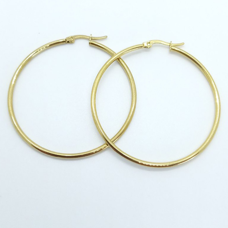 Σκουλαρίκια από ατσάλι χρυσού χρώματος, κλασικοί κρίκοι, διαμέτρου 5 cm.