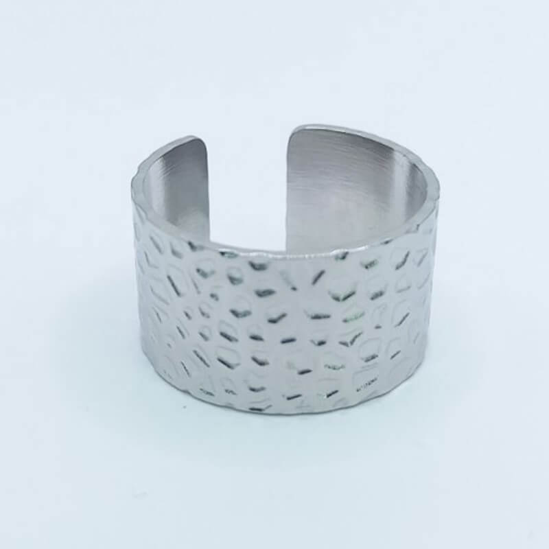 Δαχτυλίδι ατσάλινο ασημί χρώματος, σφυρήλατο πάχους 1,2 cm. Προσαρμόζεται στο μέγεθος του δακτύλου